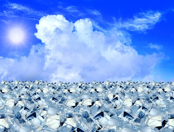 Cubos de gelo no céu azul — Fotografia de Stock
