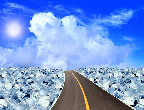 Estrada de asfalto, cubos de gelo no céu azul — Fotografia de Stock