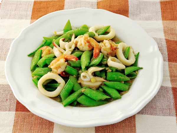 Seafoods - Shrimps, Squids with green peas — Stock Photo, Image