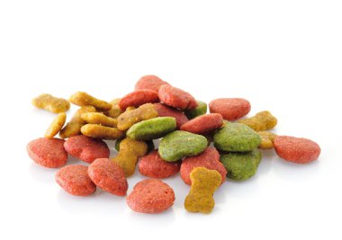 beyaz arka planda kuru köpek maması.