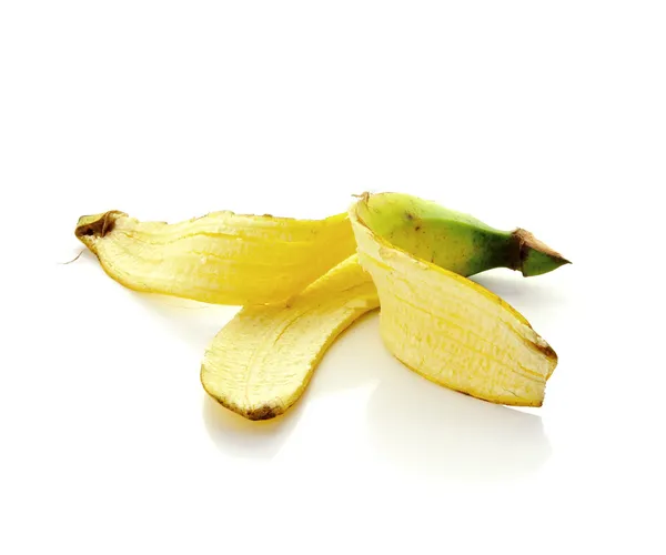 Banán kůži na bílém pozadí — Stock fotografie