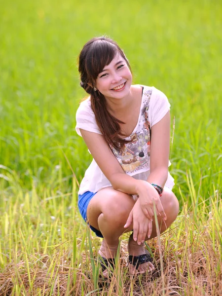 Portret van een mooi meisje in het veld — Stockfoto