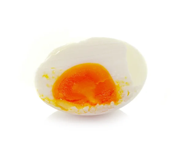 Huevo cocido con cáscara aislado sobre fondo blanco — Foto de Stock