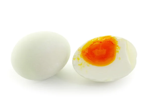 Huevo cocido con cáscara aislado sobre fondo blanco — Foto de Stock