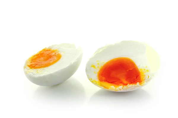 Schale gekochtes Ei isoliert auf weißem Hintergrund — Stockfoto