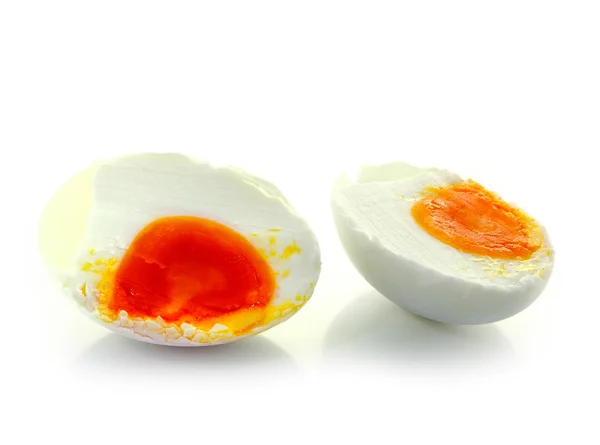 Jaja gotowane w skorupkach izolowane na białym tle — Zdjęcie stockowe