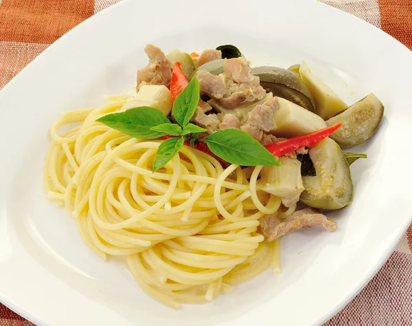 Spaghetti with green pork curry — Stock Photo, Image