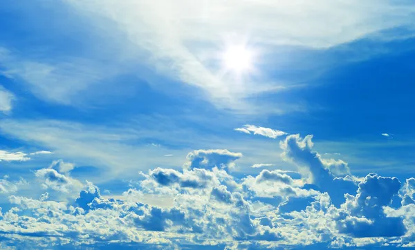 蓝色的天空和太阳束美丽云彩的帧. — 图库照片