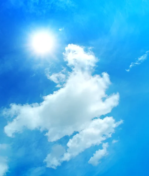 Blauwe lucht met wolken en zon. — Stockfoto