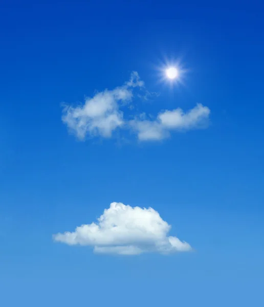 Nube blanca en el cielo azul — Foto de Stock