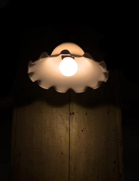 Lampe sur un mur brillant — Photo