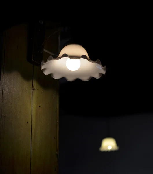 Lampe sur un mur brillant — Photo