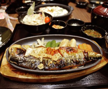 pişen balık ve baharatlı salata