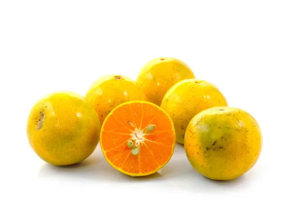 Rebanada de fruta naranja aislada sobre fondo blanco. — Foto de Stock