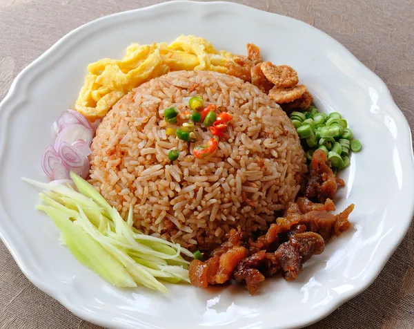 Reis mit der Garnelenpaste anbraten, thailändisches Essen — Stockfoto