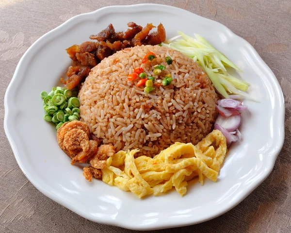 Жареный рис с креветками, тайская еда — стоковое фото