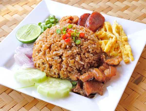 Nasi goreng dengan pasta udang, makanan Thailand — Stok Foto