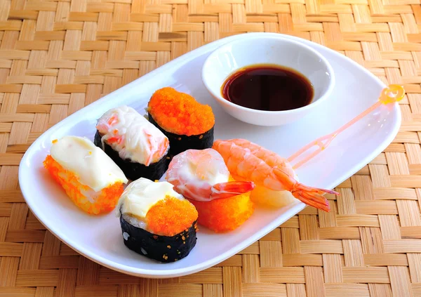 Set sushi op wit bord — Stockfoto