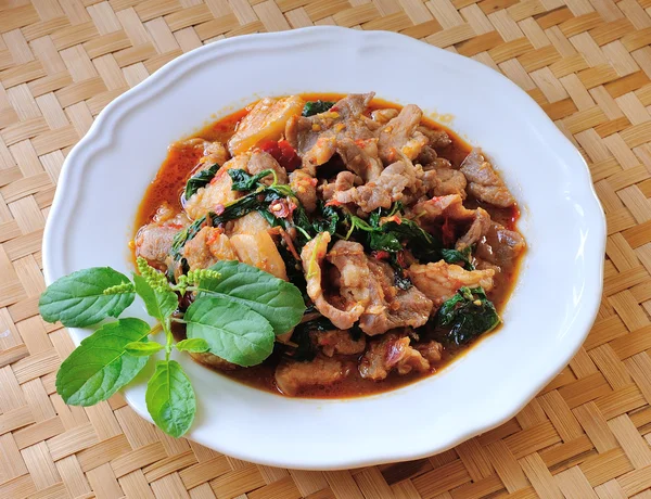 Comida tailandesa, carne de porco, com pimenta e manjericão doce . — Fotografia de Stock