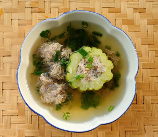 Горький тыквенный суп со свининой в миске — стоковое фото