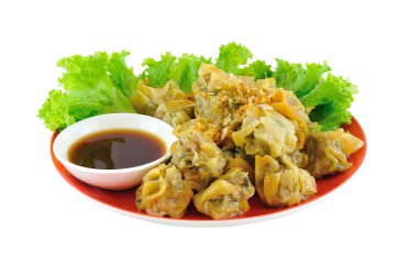 Kırmızı plaka üzerinde dolu köfte