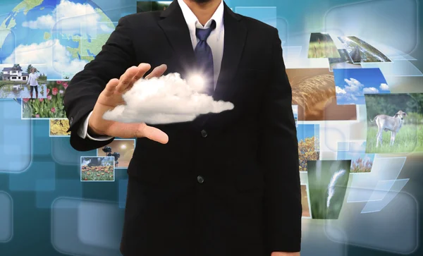 Bulut bilgi işlem kavramı, bulut ile genç işadamı — Stok fotoğraf