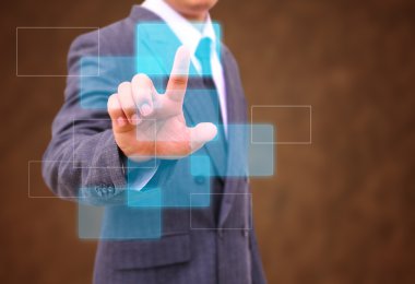 işadamı el düğmeye bir dokunmatik ekran arayüzü