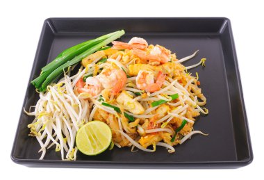 Tay gıda pad thai, stir fry erişte ile karides siyah plaka üzerinde