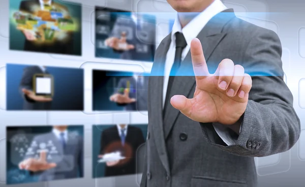 Uomo d'affari premendo il pulsante su un'interfaccia touch screen — Foto Stock