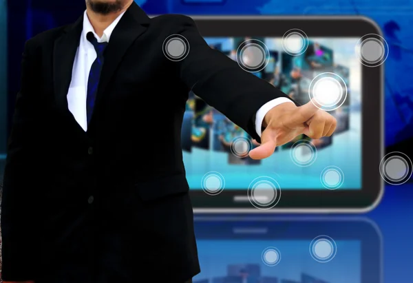 Empresario sosteniendo una interfaz de pantalla táctil — Foto de Stock