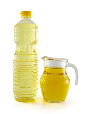 bitkisel yağ bir plastik şişe ve kavanoz beyaz zemin üzerine
