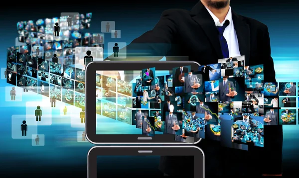 Zakenman met contact voor televisie en internet productie-.technolo — Stockfoto