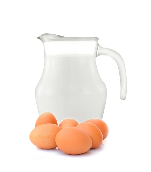 Taze süt ve yumurta beyaz zemin üzerine cam sürahi — Stok fotoğraf