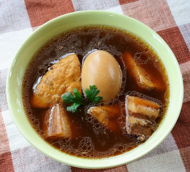 Kızarmış domuz eti yumurta ve tofu