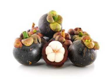 Beyaz arka planda mangosteen