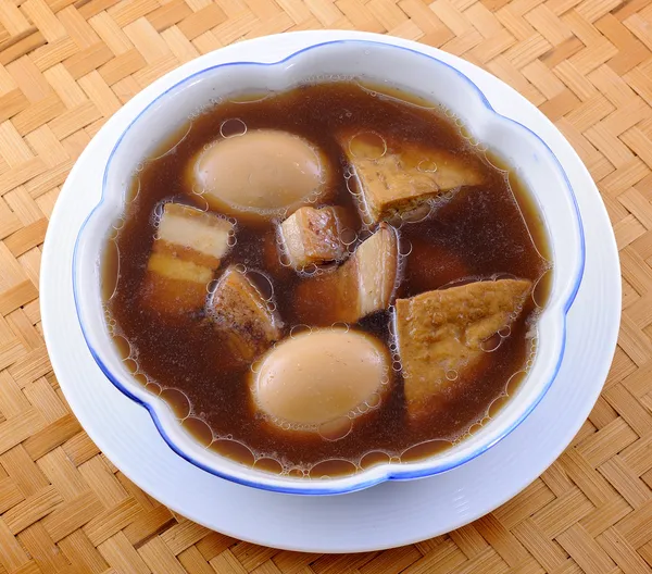 Bräserad sidfläsk med ägg och tofu — Stockfoto