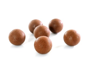 Beyaz arkaplanda çikolata topu