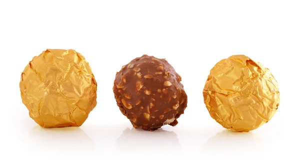 Süße Schokoladenbonbons in Goldfolie gewickelt isoliert auf weißem B — Stockfoto