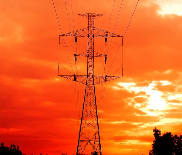 Pilões de electricidade ao pôr-do-sol — Fotografia de Stock