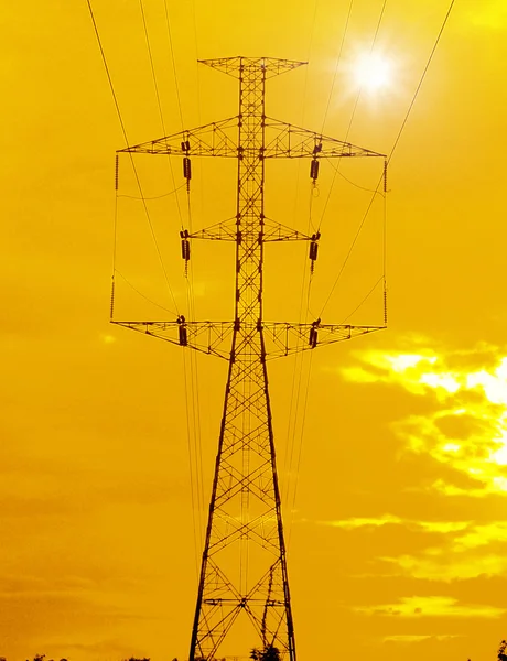 Pilões de electricidade ao pôr-do-sol — Fotografia de Stock