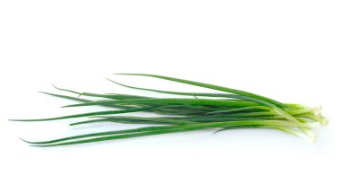 Beyaz arkaplanda soğan izole edildi