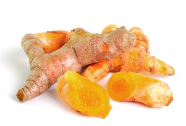 beyaz arkaplanda zerdeçal izole edildi