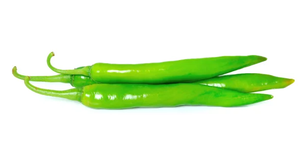 Groene hot chili peper op witte achtergrond geïsoleerd — Stockfoto