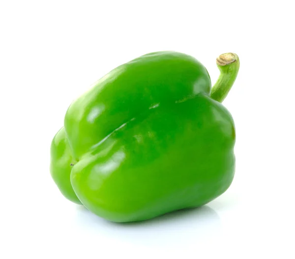 Grön paprika på vit bakgrund, på nära håll — Stockfoto