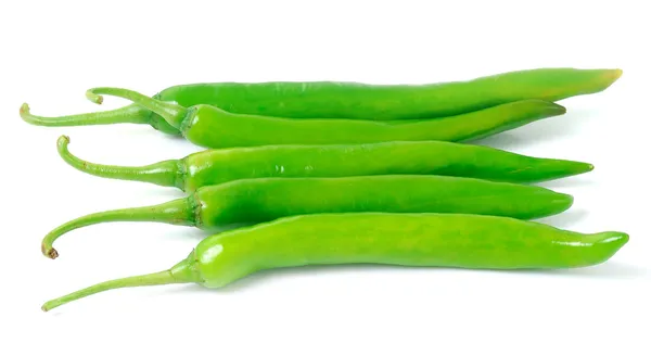 Groene hot chili peper op witte achtergrond geïsoleerd — Stockfoto