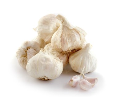 Beyaz arkaplanda sarımsak izole edilmiş.