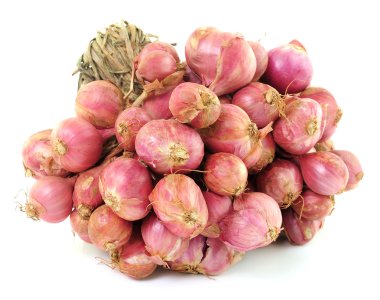 Beyaz arka plan üzerinde izole bir grup soğancık soğan.