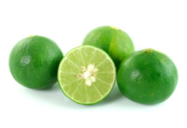 Beyaz arkaplanda yeşil limon