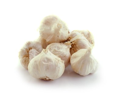 Beyaz arkaplanda sarımsak izole edilmiş.