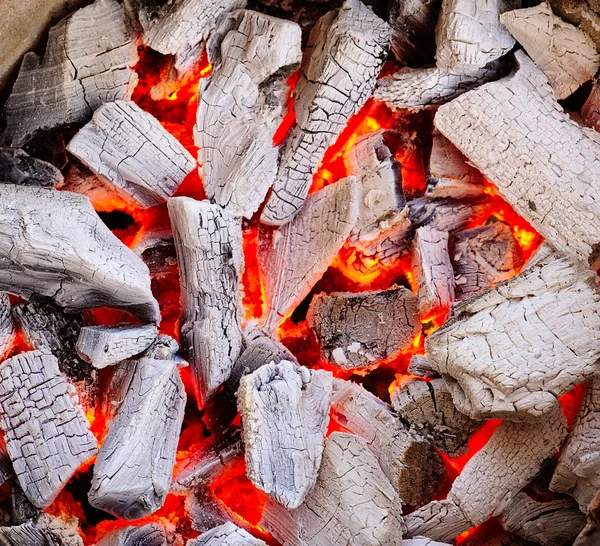 Carbón vegetal en llamas —  Fotos de Stock